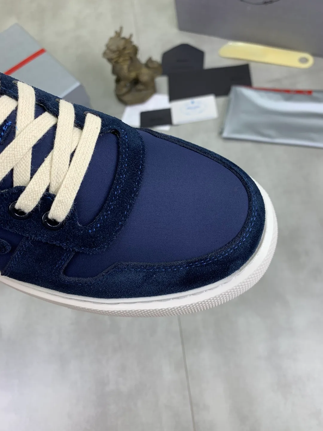 Men's shoes 💰P560💰 [New model] High version official website popular model is on the market, 🆘 Trendy brand (Prada) mainly promotes popular model, avant-garde and versatile fashionable men's shoes private version mold opening, cowhide surface splicing 1:1.. Stylish and simple, original imported cowhide lining cowhide feet; the atmosphere and personality are more fashionable, eye-catching and pursuing class. It will subvert the old idea and be a must-have for fashion trendsetters with you! Must keep it for yourself! Tall and comfortable, large and low, high-end quality workmanship. Code number: 38-44 5⃣️colors available.